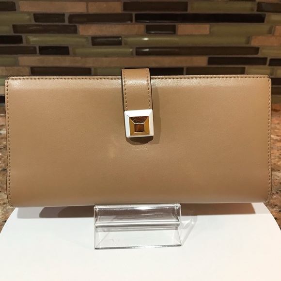FENDI Leather Single Studs Bifold Wallet 🤩❤️🔥 - Picture 5 of 17